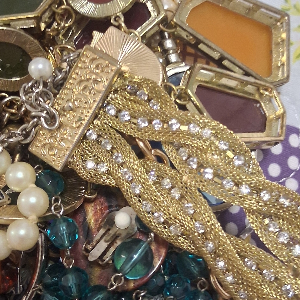 Bundle Of Vintage Jewelry - Picture 10 of 11